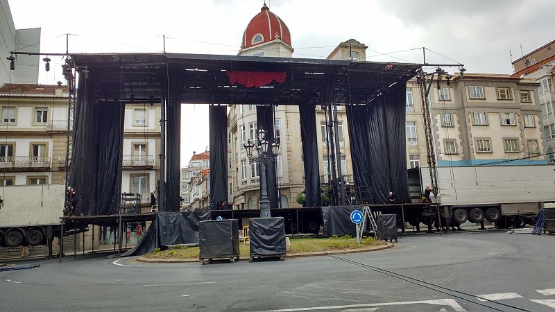El escenario de la Orquesta París de Noia desplegándose en A Estrada