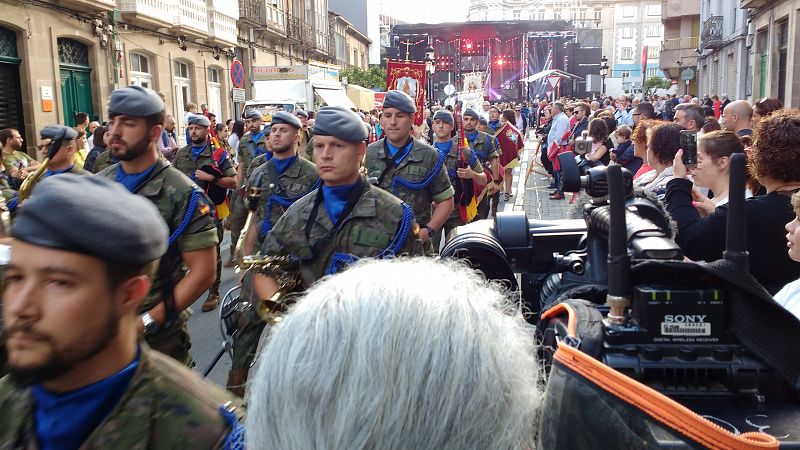 Procesión de San Paio en A Estrada, al fondo el escenario de la París de Noia