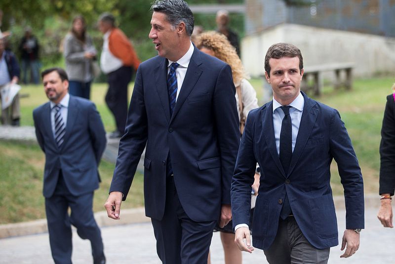 El lider del PP, Pablo Casado, junto al lider del PPC, Xavier García Albiol, a su llegada a la ceremonia fúnebre por la muerte de la soprano Montserrat Caballé.