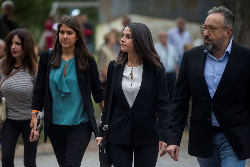 Inés Arrimadas y Juan Carlos Girauta (Ciudadanos) en el funeral de Montserrat Caballé