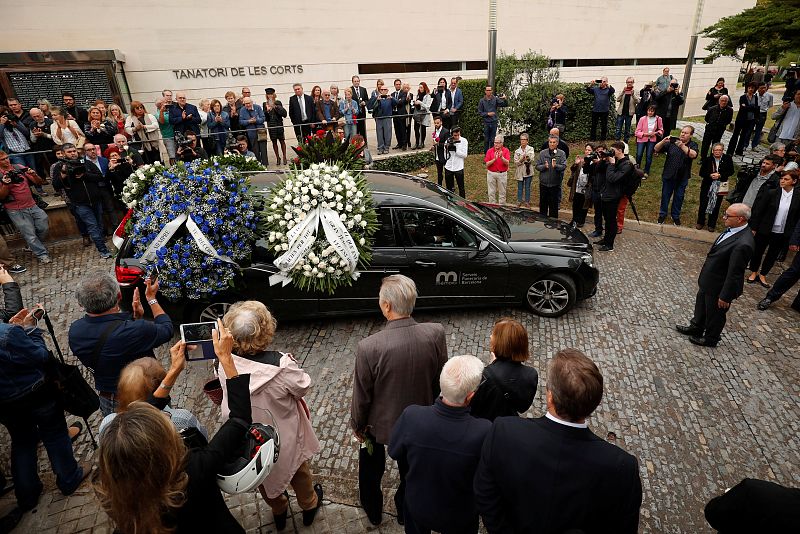 El coche fúnebre con los restos mortales de Montserrat Caballé abandona el tanatorio