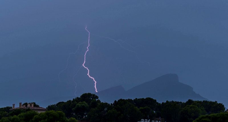 Un rayo cae sobre la isla de Dragonera