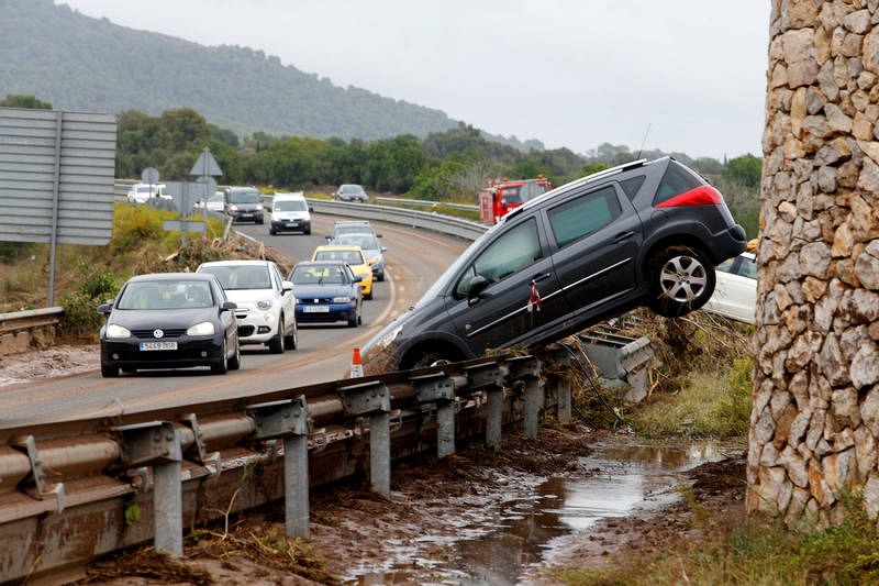 Los coches y los escombros se amontonan en las calles 