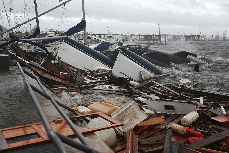 Barcos arrastrados por el huracán Michael en el puerto de Panama City