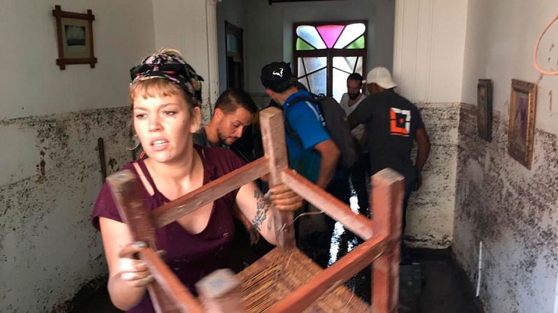 Los voluntarios no dejan nada en las casas porque todo está destrozado