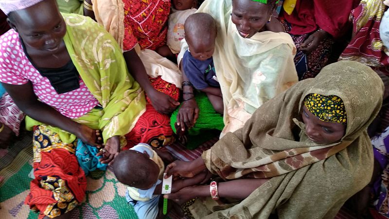 Comprueban que una niña está sana en el taller explicativo de la medición braquial como sistema de detección precoz de la aldea de Lingui (Níger)
