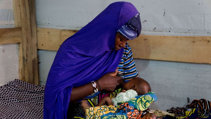 Una madre amamanta a su bebé en el Hospital de Zinder (Níger).