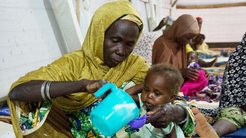 Una madre alimenta a su hijo en el Hospital de Zinder (Níger)