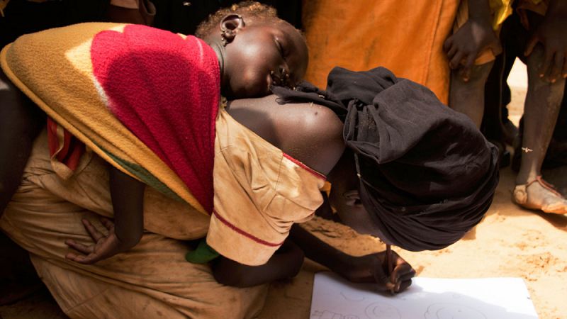 Una niña con su bebé a la espalda dibuja en la localidad de Lingui. Níger tiene el registro más alto del mundo de matrimonio infantil.