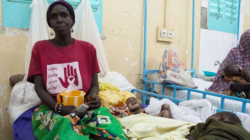 Una madre cuida de sus dos bebés en la unidad de desnutrición severa del Hospital general de Zinder (Níger).