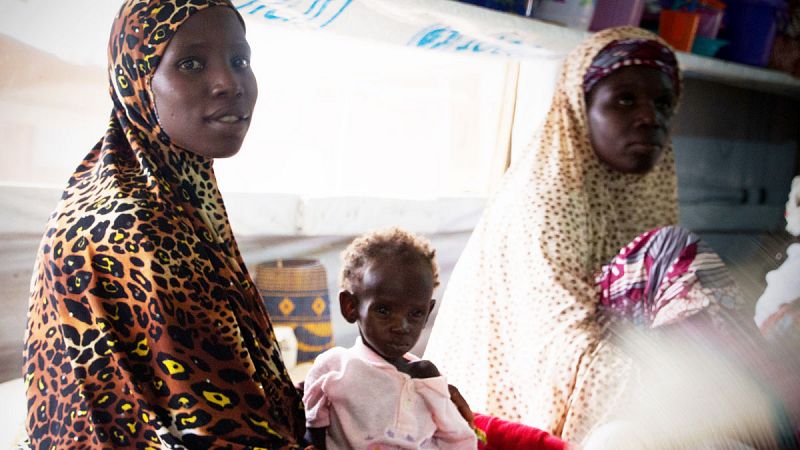 Una madre espera su turno en una de las salas de ingreso del Hospital de Zinder (Níger) donde decenas de niños permanecen ingresados por desnutrición.