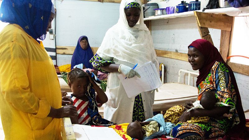 Una mujer amamanta a su bebé ingresado en el Hospital de Zinder. La leche materna es la mejor medicina y se recomienda, como alimento exclusivo, durante los seis primeros meses de vida.