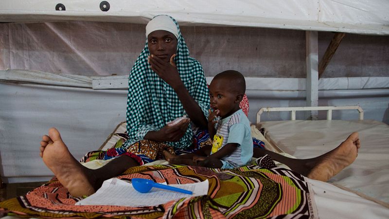 Una madre y su hijo, alimentado con comida terapéutica, en el hospital de Zinder (Níger).