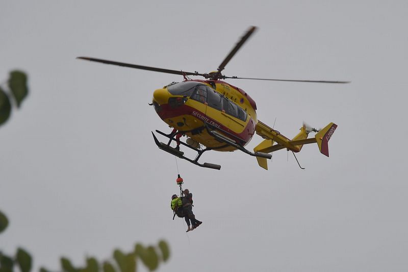 Un helicóptero de Protección Civil rescata a un vecino en Trebes, cerca de Carcasona. Pascal PAVANI / AFP