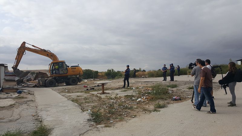 El equipo de Crónicas graba el derribo de una chabola