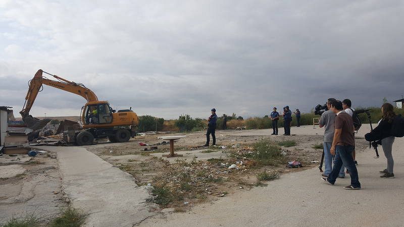 El equipo de Crónicas graba el derribo de una chabola