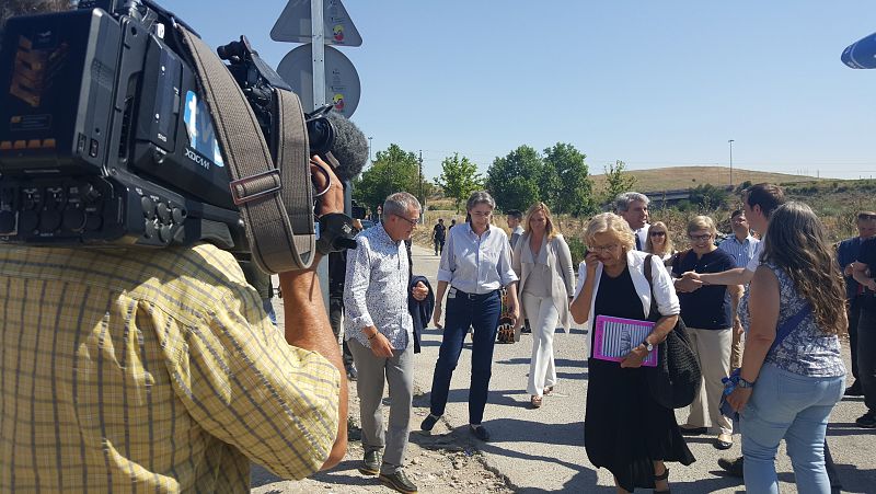 La alcaldesa de Madrid, Manuela Carmena y el presidente de la comunidad de Madrid, Ángel Garrido visitan el poblado