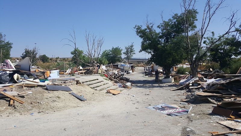 Al fondo la última chabola en pie antes del derribo