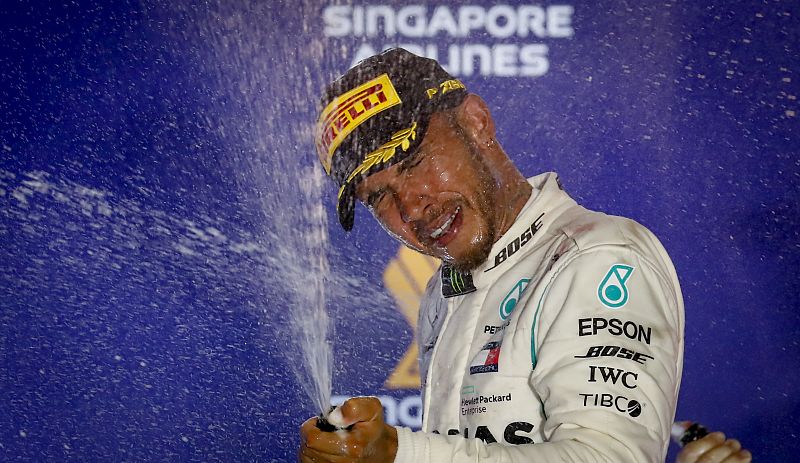 Hamilton celebra su victoria en el GP de Singapur.