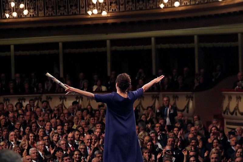 La periodista mexicana Alma Guillermoprieto se muestra ante el público congregado en el Teatro Campoamor.