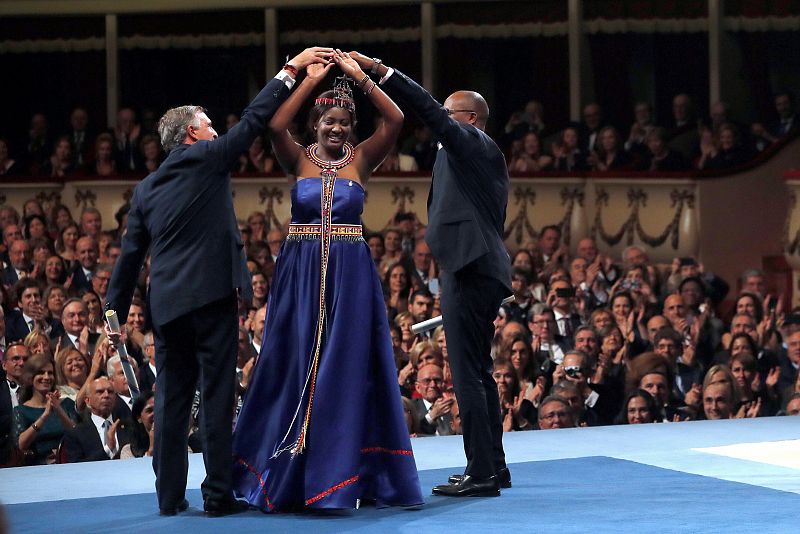 El Presidente de la Fundación Amref Salud África, Álvaro Rengifo Abbad (i), la activista keniata, Nice Nailantei Leng'ete y el director general de AMREG Health Africa, el doctor Githinji Gitahi, tras recibir el premio.