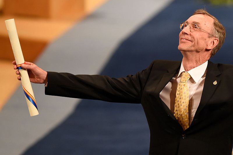 Svante Pääbo celebra el galardón sobre el escenario del Teatro Campoamor.