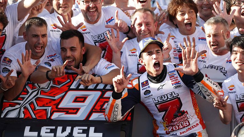 Marc Márquez celebra con su equipo la consecución de su séptimo título mundial, el quinto en MotoGP.