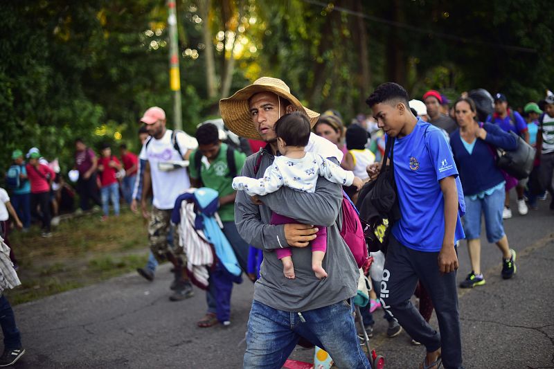 Migrantes hondureños en caravana para llegar a EE.UU.