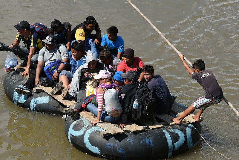 Migrantes hondureños se dirigen en caravana a EE.UU.