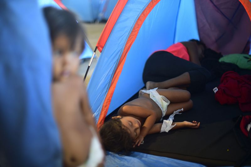 Migrantes hondureños en caravana a Estados Unidos