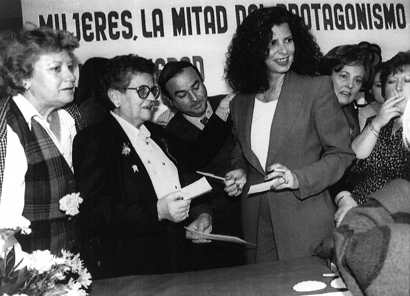Fotografía de archivo (05/03/1994), de la exministra socialista de Cultura Carmen Alborch, durante los actos conmemorativos del Día Internacional de la Mujer Trabajadora en Valencia