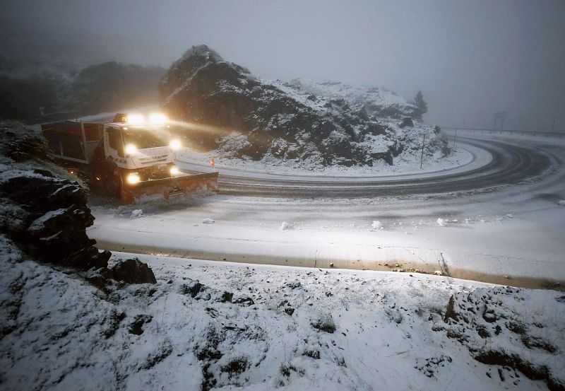 Un camión quitanieves despeja la NA-137 en el puerto de Belagoa, donde las carreteras se han visto cubiertas de nieve en el primer temporal de invierno