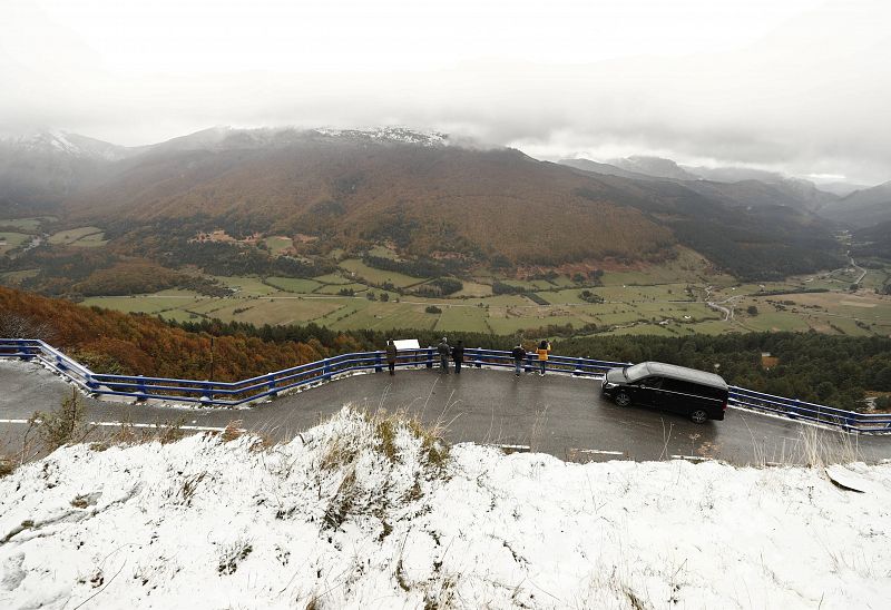 Un grupo de personas observan desde un mirador el valle de Belagoa