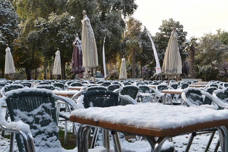 Palencia amanece bajo una fina capa de nieve en la primera nevada del otoño