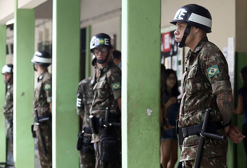 Soldados brasileños hacen guardia a las puertas de un centro electoral en Río de Janeiro
