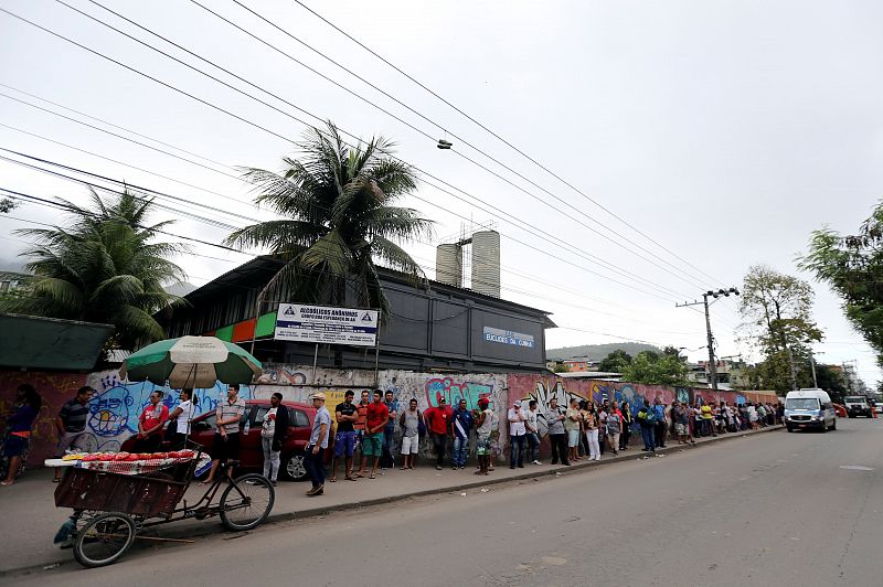 Gente esperando para votar en un colegio electoral en Río de Janeiro