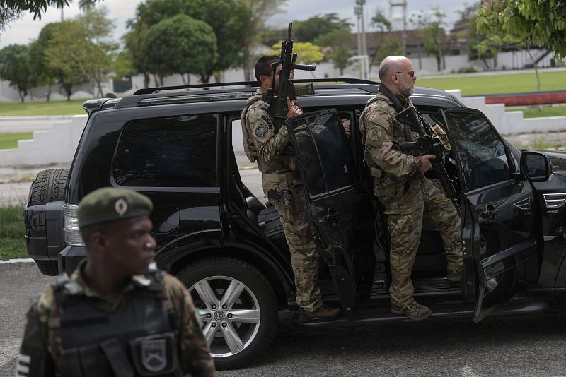La Policía Federal escolta el coche del candidato a la presidencia Jair Bolsonaro en Río de Janeiro