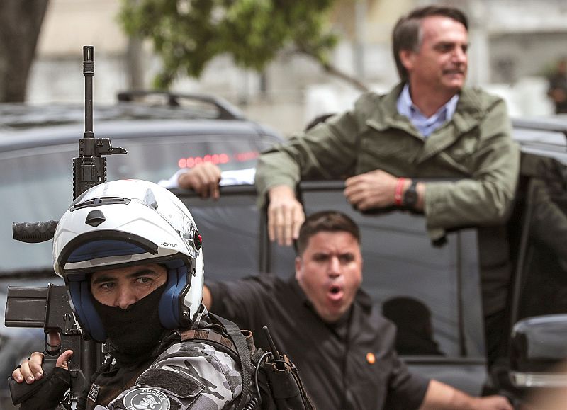 El candidato a la presidencia del Partido Social Liberal (PSL), Jair Bolsonaro, tras emitir su voto en una villa militar en la zona norte de Río de Janeiro