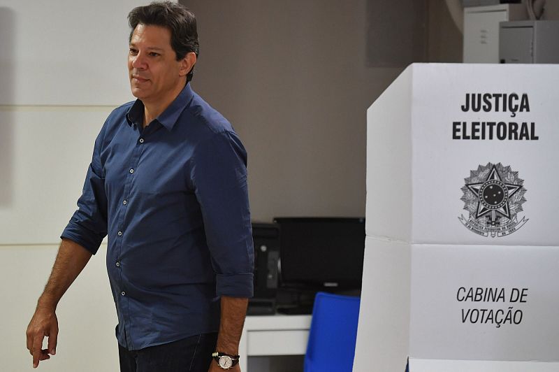 El candidato presidencial del Partido de los Trabajadores (PT), Fernando Haddad, vota en un colegio electoral en Sao Paulo