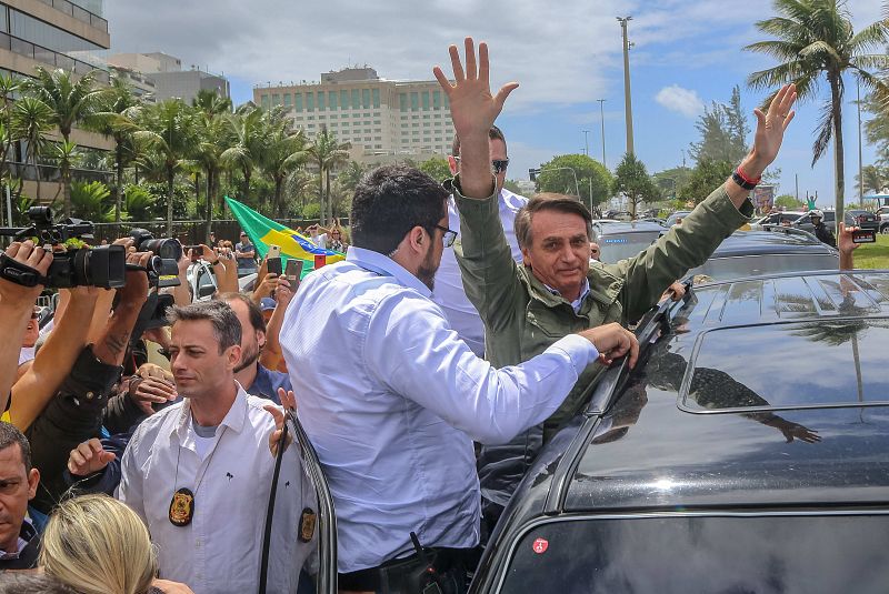 Jair Bolsonaro saluda al llegar a su casa en Barra de Tijuca, en Río de Janeiro