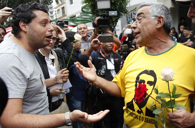 Un seguidor de Haddad intercambia opiniones con un simpatizante de Bolsonaro en Sao Paulo