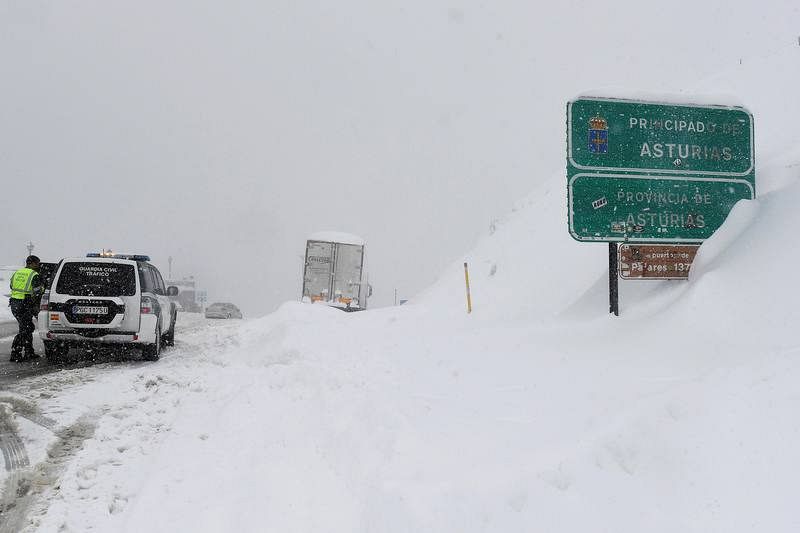 Vista del alto del Puerto de Pajares nevado