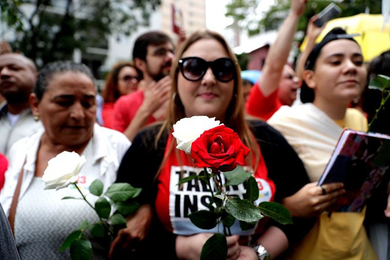 Simpatizantes de Fernando Haddad manifiestan su apoyo afuera de un colegio electoral en la ciudad de Sao Paulo