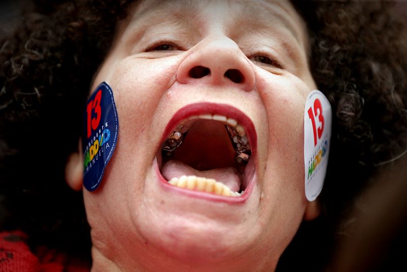 Una simpatizante de Haddad grita consignas afuera de un colegio electoral en la ciudad de Sao Paulo