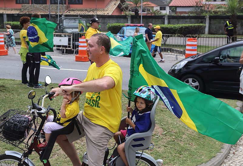 Seguidores de Jair Bolsonaro frente a su casa en la Barra de Tijuca, en Río de Janeiro