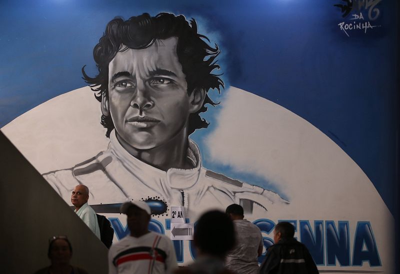 Ciudadanos llegan votando en un colegio electoral en la zona oeste de la ciudad de Rio de Janeiro