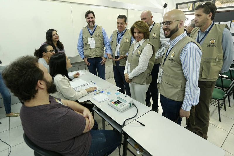La expresidenta de Costa Rica Laura Chinchilla, jefa de la misión de observadores de la OEA, visita un centro de votación en Brasilia