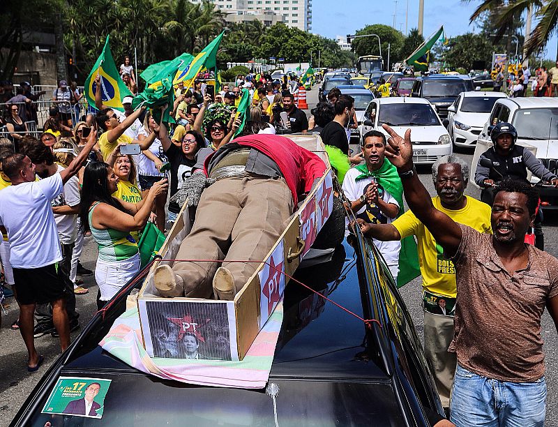 Simpatizantes de Jair Bolsonaro manifiestan su apoyo alrededor de una representación en un féretro del candidato Fernando Haddad