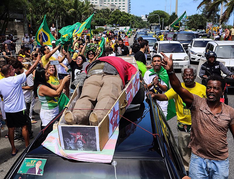 Simpatizantes de Jair Bolsonaro manifiestan su apoyo alrededor de una representación en un féretro del candidato Fernando Haddad