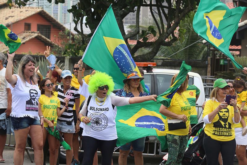 Simpatizantes de Bolsonaro manifiestan su apoyo frente a su vivienda en la Barra de Tijuca, en Río de Janeiro